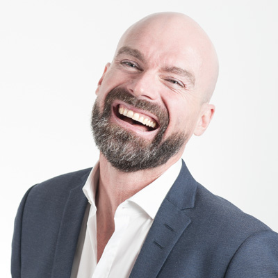 Teilnehmende Person bei einem UX/UI Review im Kurs